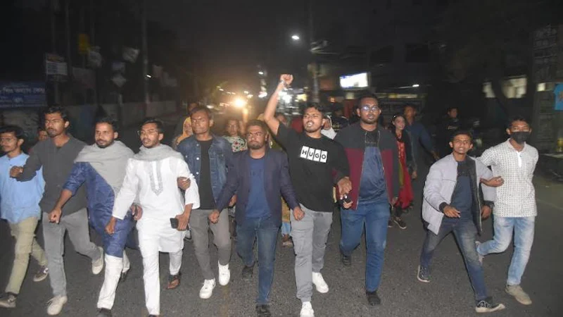 মঞ্চে ছাত্র প্রতিনিধির চেয়ার না রাখায় ডিসির পদত্যাগ দাবি